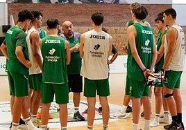 Manolo Trujillo instruye a sus jugadores en el primer entrenamiento.