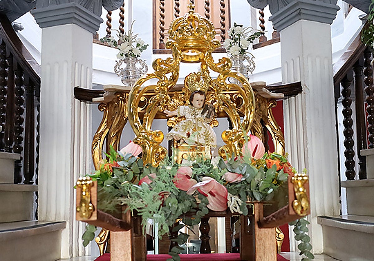Nueva imagen del Niño Jesús entronizada recientemente junto a la Virgen de Flores en el santuario de Álora.