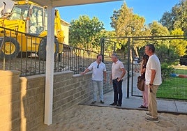 El alcalde de Manilva, Mario Jiménez, atiende a las explicaciones del concejal de Obras, Marcos Ruiz, sobre el arreglo del muro del colegio Maicandil de la localidad.