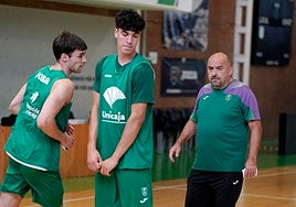 Jugadores del Unicaja Alhaurín de la Torre y el entrenador, Manolo Trujillo, durante el primer entrenamiento, el martes.