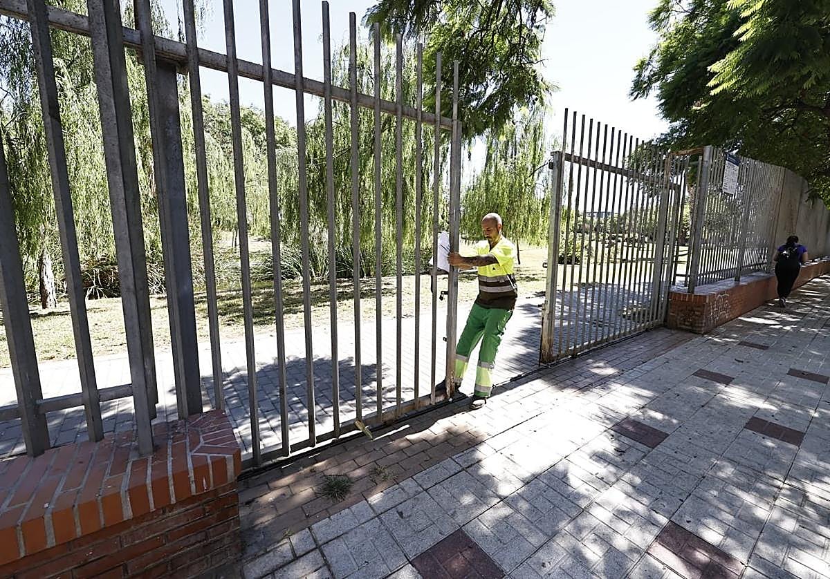 El Parque Huelin, cerrado ya este mediodía.