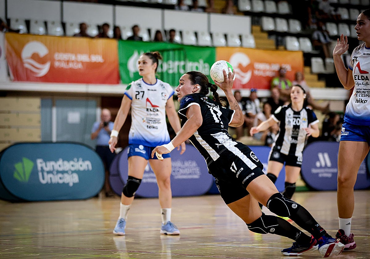 Rocío Campigli se dispone a lanzar.