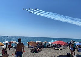 Espectadores siguen la exhibición desde la playa en la pasada edición.