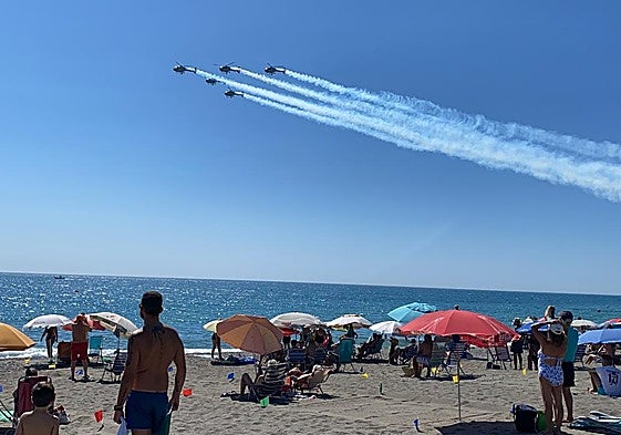 Espectadores siguen la exhibición desde la playa en la pasada edición.