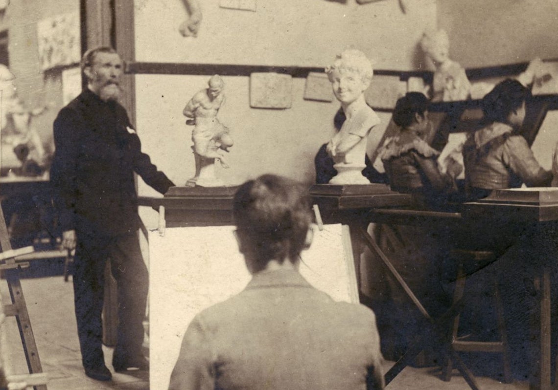 Taller de dibujo y pintura de José Ruiz Blasco, padre de Pablo Picasso, rodeado de bustos que conectan con la obra de su hijo 'Estudio con cabeza de yeso' (1925).