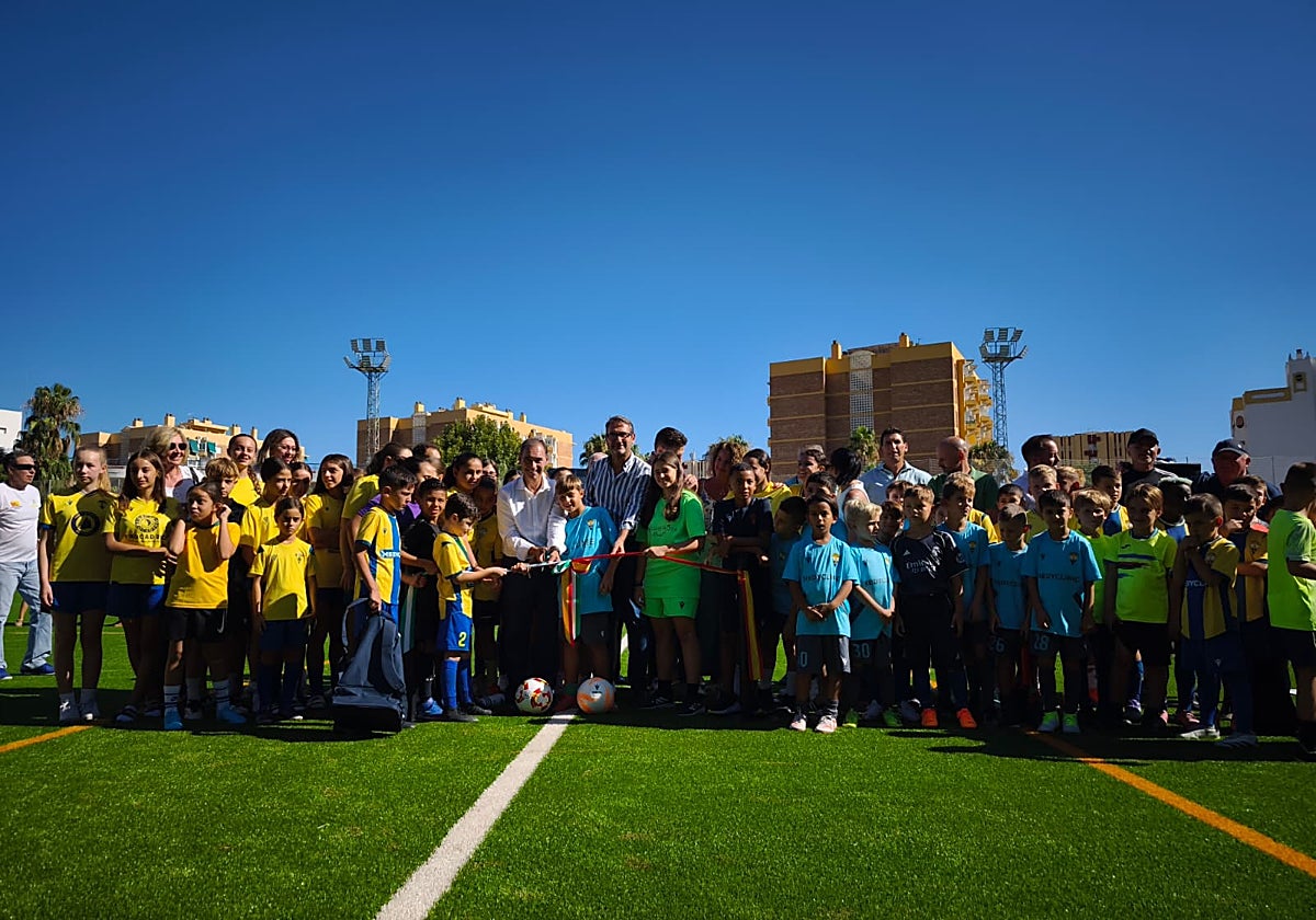 El alcalde de Benalmádena, Juan Antonio Lara, y el delegado territorial de Turismo, Cultura y Deporte, Carlos García, con un grupo de niños.