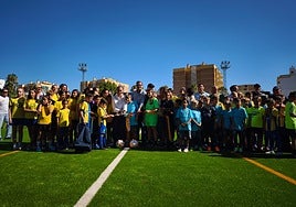 El alcalde de Benalmádena, Juan Antonio Lara, y el delegado territorial de Turismo, Cultura y Deporte, Carlos García, con un grupo de niños.