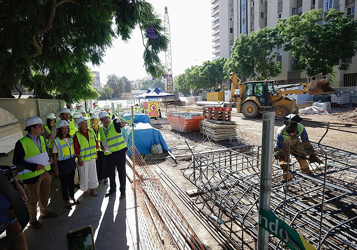 Las consejeras de Fomento y Economía, durante la visita a las obras.