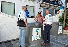 La alcaldesa de Mijas, Ana Mata, y el concejal de Limpieza, Eloy Belmonte (a la izquierda).