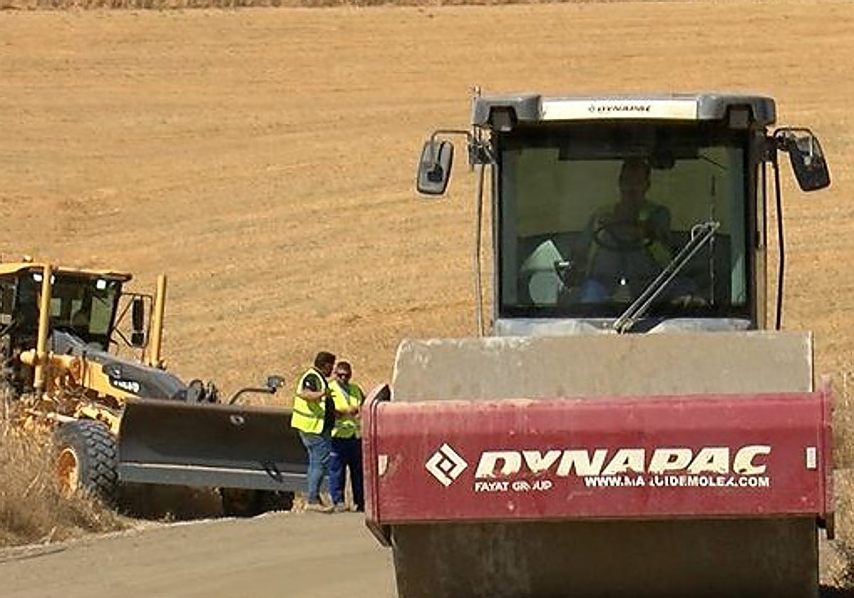 Operarios y maquinaría actúan sobre uno de los caminos rurales de Alhaurín el Grande.