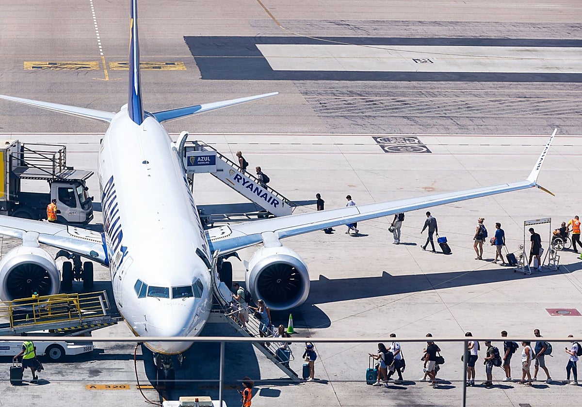 Pasajeros se dispone a subir a un avión de Ryanair en el aeropuerto de Málaga.