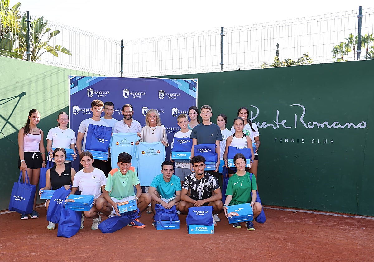 La alcaldesa de Marbella, Ángeles Muñoz, y el edil de Deportes, Lisandro Vieytes, posan con los alumnos de las escuelas municipales que actuarán como recogepelotas en la Copa Davis.