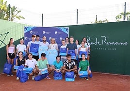 La alcaldesa de Marbella, Ángeles Muñoz, y el edil de Deportes, Lisandro Vieytes, posan con los alumnos de las escuelas municipales que actuarán como recogepelotas en la Copa Davis.