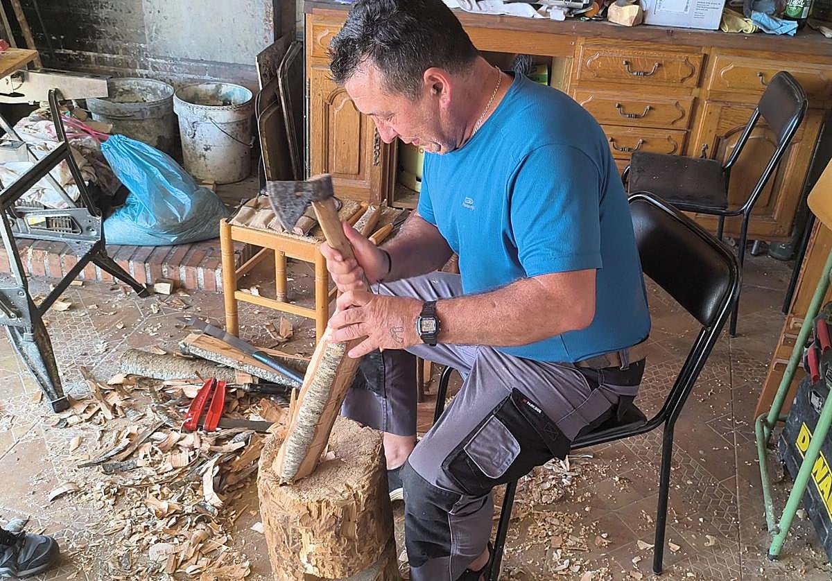 Joselín en su taller de Benalauría.