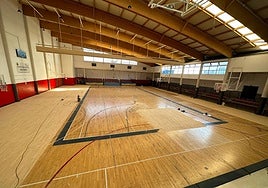 Estado de la cancha de parqué del pabellón, con daños a consecuencia de las lluvias.