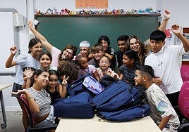 El programa CaixaProinfancia incluye la entrega de kits de material escolar adaptados a a las diferentes etapas educativas.