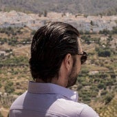 El actor Álvaro Morte contempla el pueblo malagueño en el que se ambienta la trama de 'Dos tumbas'.