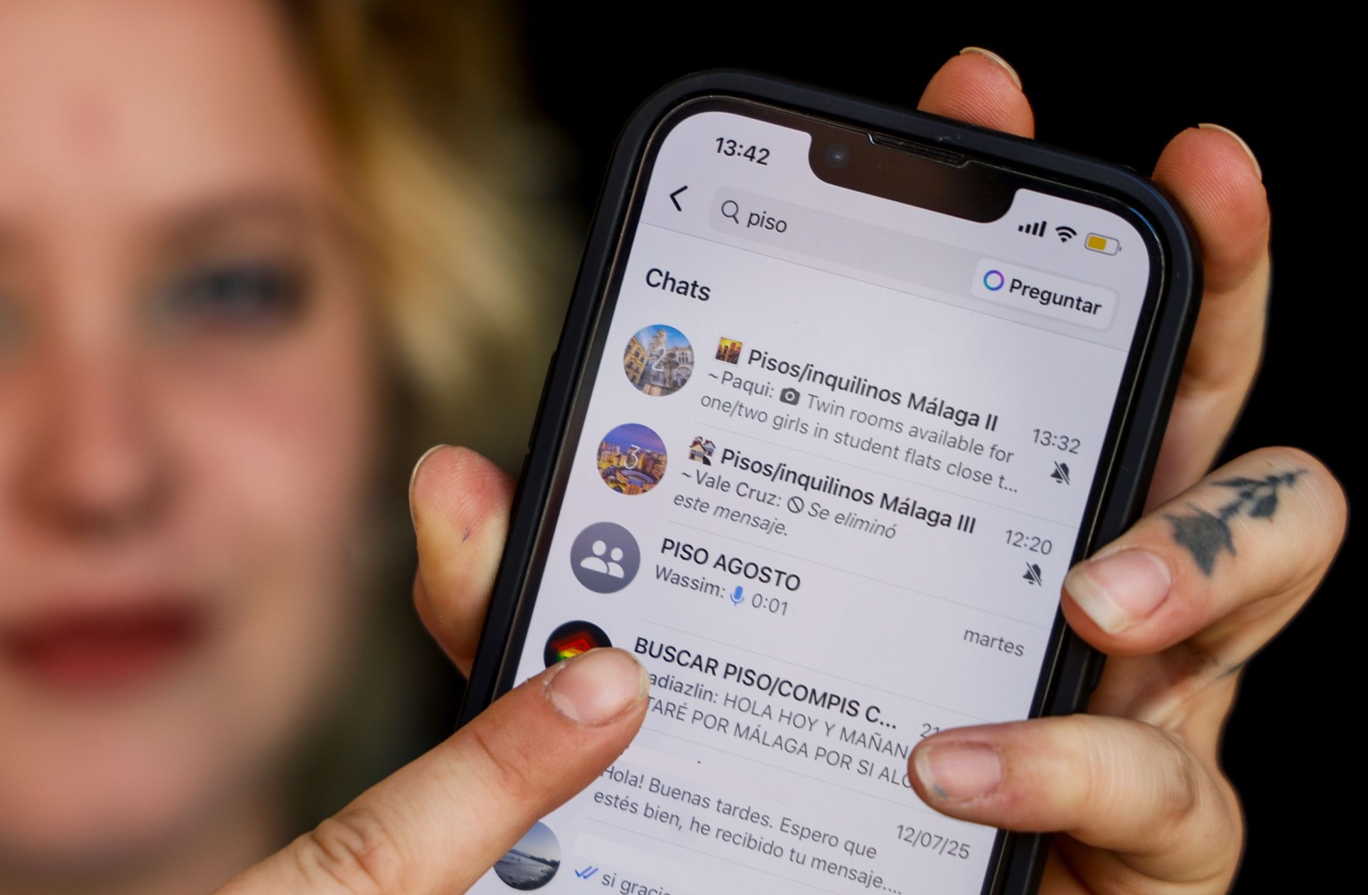 Samantha Bontempi busca habitación. Sostiene su móvil con todos los grupos de WhatsApp en que está metida para encontrar piso.