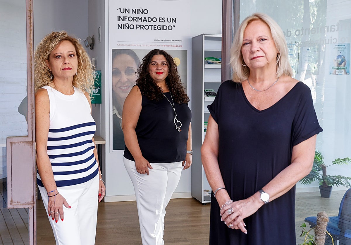 María del Carmen Heredia, Macarena Fernández y Eva Medina, en la sede de Redime.