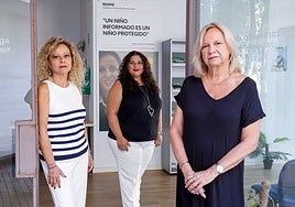 María del Carmen Heredia, Macarena Fernández y Eva Medina, en la sede de Redime.