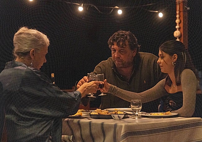 Kiti Mánver, Hovik Keuchkerian y Nonna Cardoner, en una escena rodada en un restaurante de la playa de Vilches de Torrox.