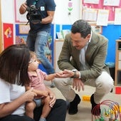 El presidente andaluz, Juanma Moreno, en la apertura del curso de Educación Infantil en Sevilla.