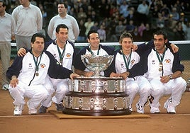 Javier Duarte (capitán), Albert Costa, Álex Corretja, Juan Carlos Ferrero y Joan Balcells, en 2000.