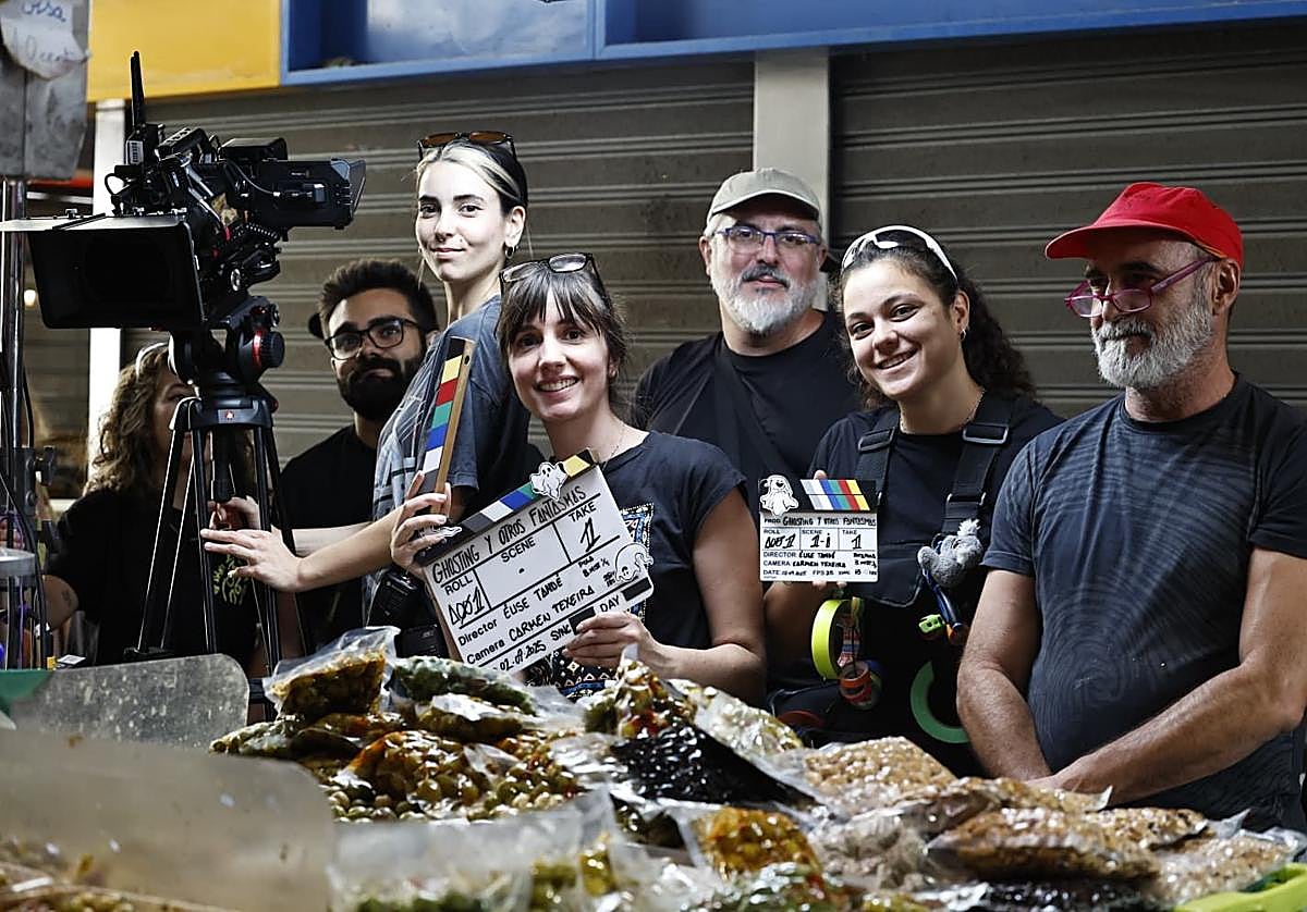 El equipo de rodaje de 'Ghosting y otros fantasmas'. La directora, Élise Tandé, sostiene la claqueta.