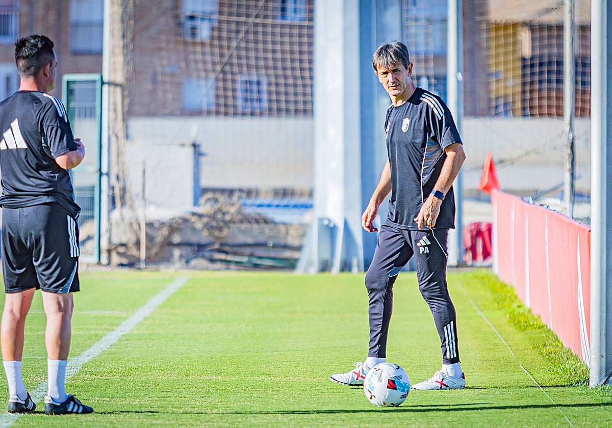 Pacheta, en un entrenamiento del Granada.