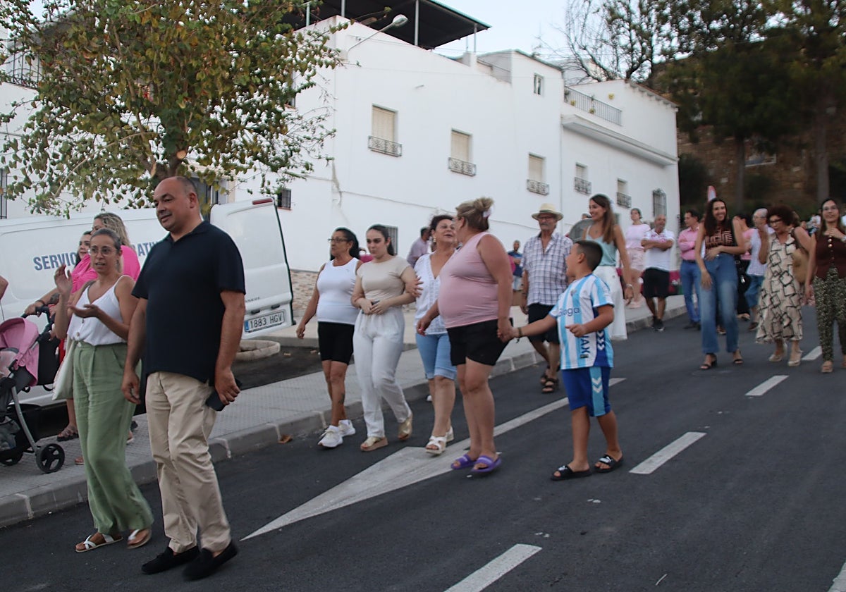 Vecinos de Alhaurín el Grande recorren la renovada calle Ollerías.