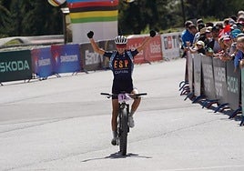 Natalia Fischer acaricia las medallas del Mundial y concluye cuarta en Suiza