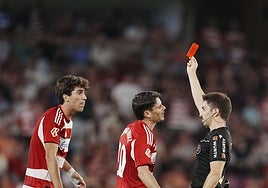 El árbitro expulsa a Manu Lama, jugador del Granada, en la primera jornada liguera.