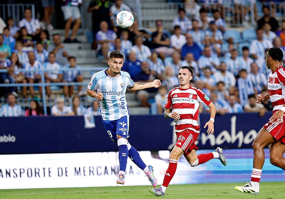 Chupete cabecea en parábola en la acción del primer gol malaguista.