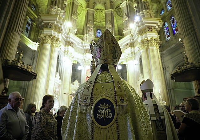 Monseñor Catalá, accediendo al presbiterio de la Catedral.