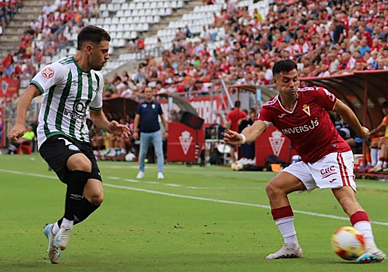 Edu López trata de impedir un centro de Álvaro Bustos en el Murcia-Torremolinos.