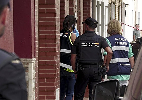 Agentes y miembros de la investigación, en el domicilio donde fue hallada la víctima.