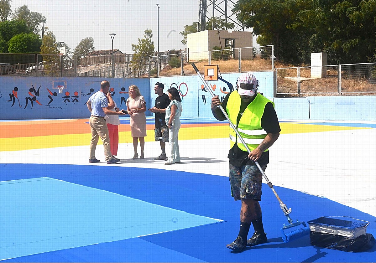 La alcaldesa de Marbella, Ángeles Muñoz, junto a la directora general de Educación, Carmen Díaz, ha visitado el CEIP Xarblanca.