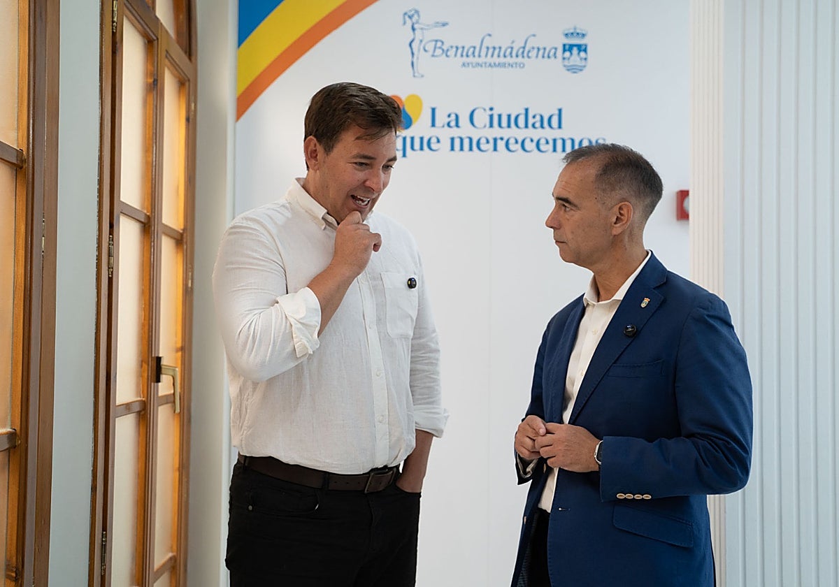 El alcalde, Juan Antonio Lara, a la derecha, conversa con el concejal de Hacienda, José Miguel Muriel.