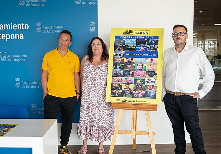 La concejala de Cultura y los responsables de la gestión del Auditorio Felipe VI, junto al cartel anunciador de la programación para el último trimestre del año.