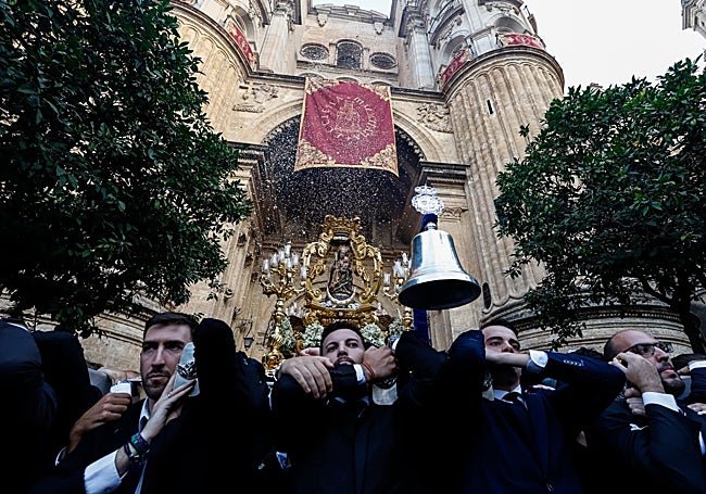 La Virgen de la Victoria, bajo una lluvia de pétalos, tras salir de la Catedral.