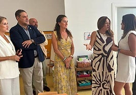 La consejera de Desarrollo Educativo, María del Carmen Castillo, en una visita a un colegio en El Ejido.
