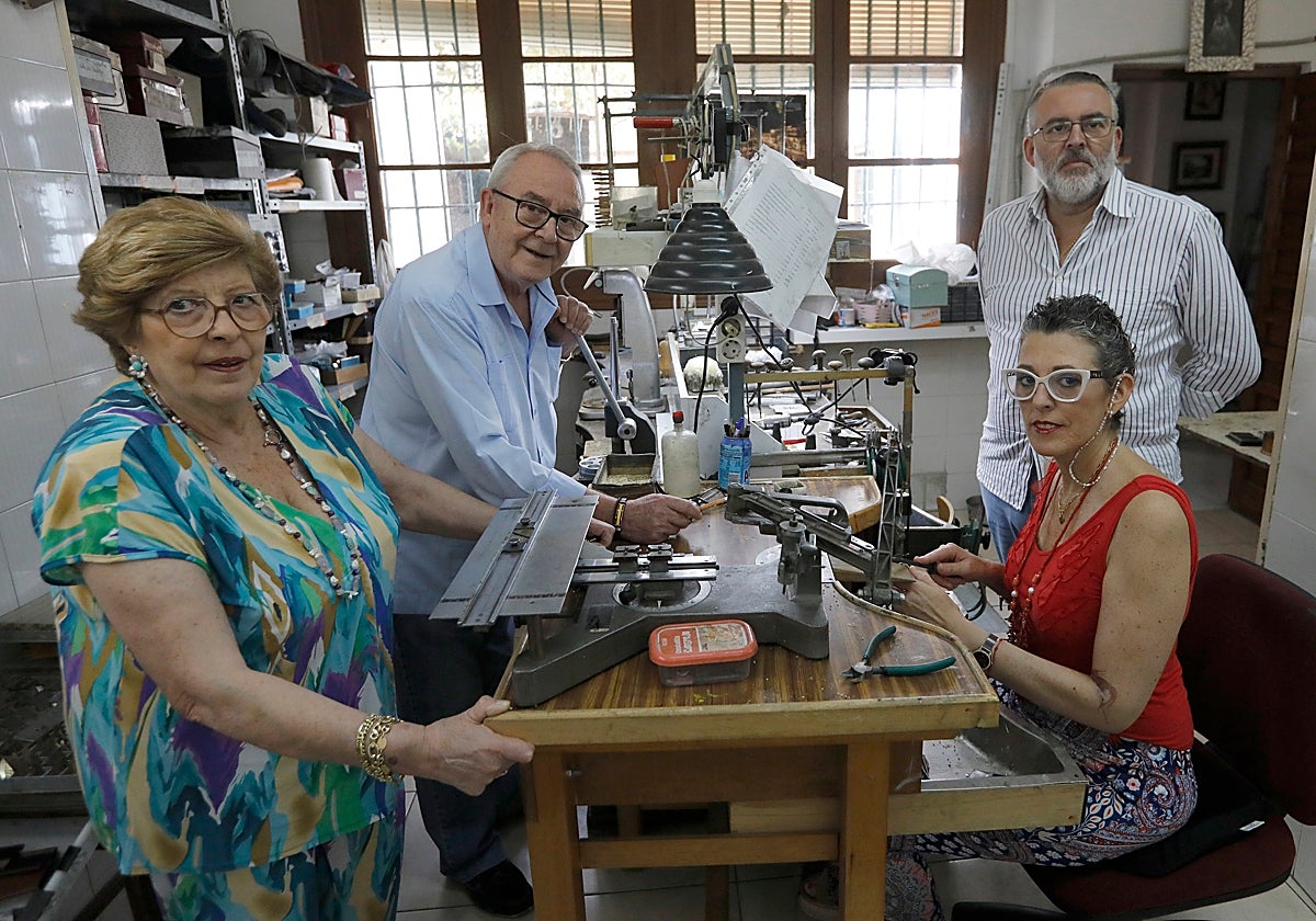 Desde el año 1900, son cuatro las generaciones que mantienen el arte de la platería y joyería