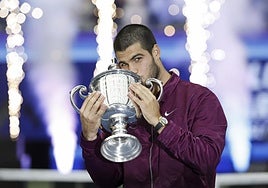 Carlos Alcaraz, este domingo con el trofeo del US Open.