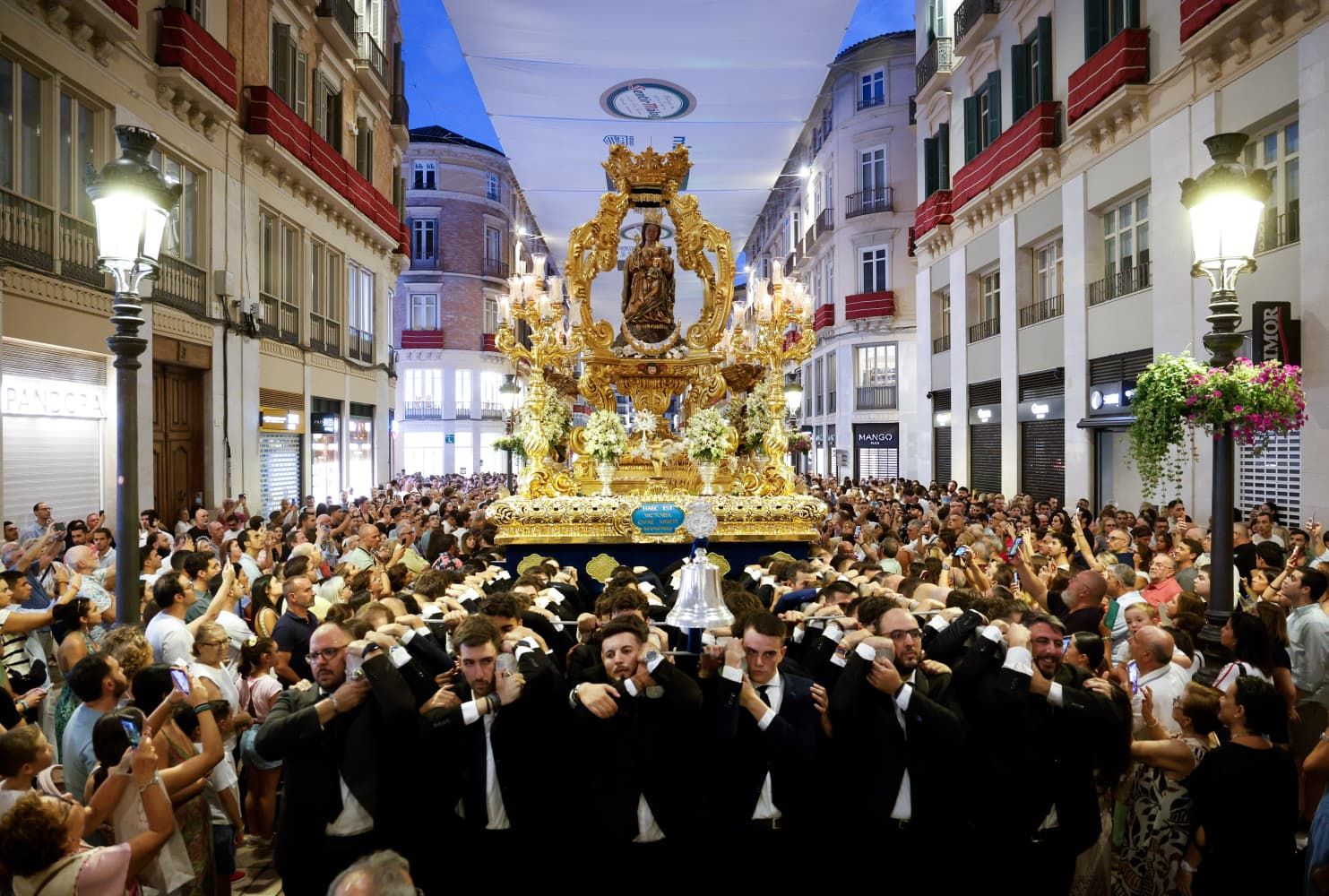 La procesión de la Virgen de la Victoria, en imágenes