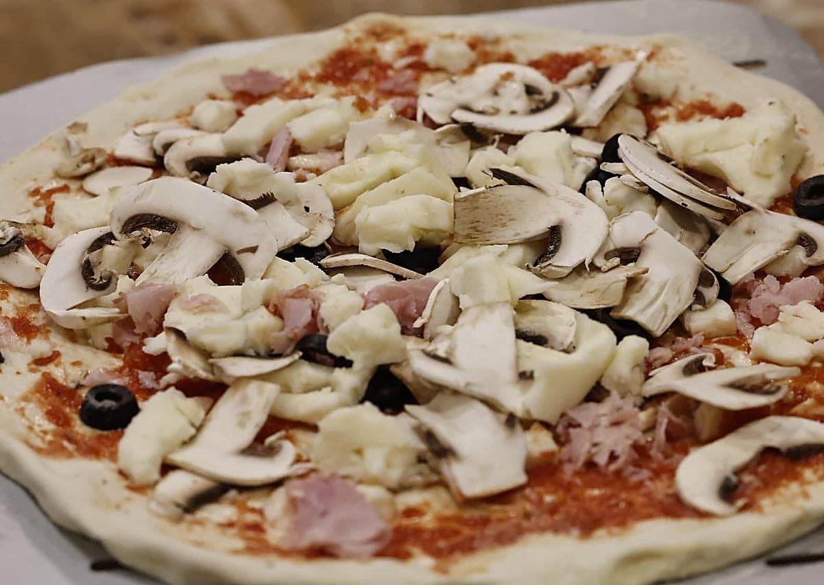 Imagen secundaria 1 - Casa Bella Ciao en Málaga: así es la pizzería del actor Miguel Herrán inspirada en &#039;La casa de papel&#039;