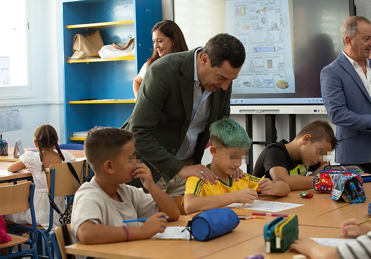 Juanma Moreno durante su visita ayer al CEIP Los Llanos de Almonte.