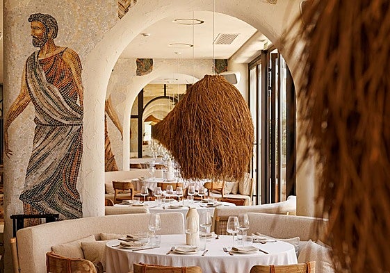 La decoración juega un papel relevante en el restaurante del complejo.