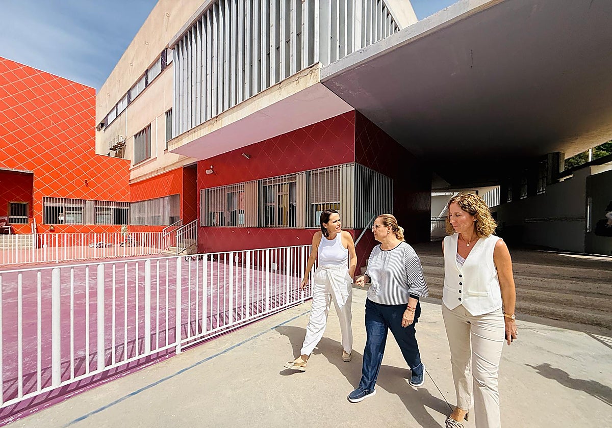 La alcaldesa de Fuengirola, Ana Mula, en una visita al CEIP Syalis.