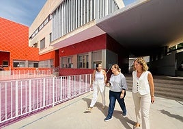 La alcaldesa de Fuengirola, Ana Mula, en una visita al CEIP Syalis.
