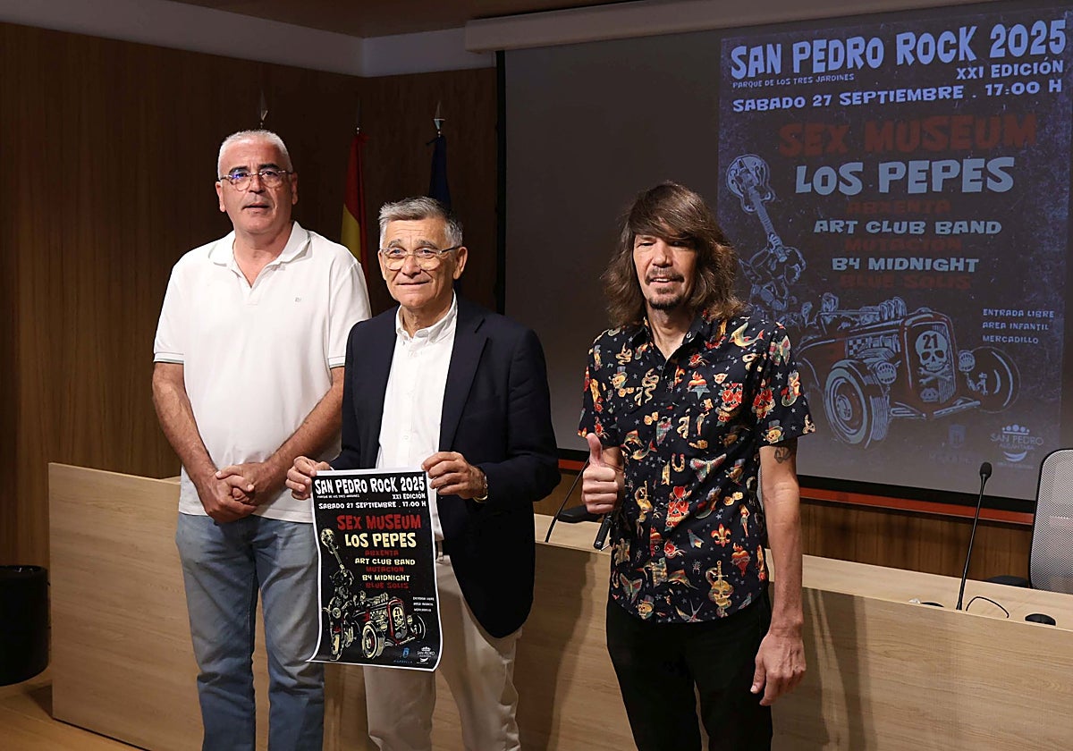 El director general de Cultura, José Antonio Moreno, y el teniente de alcalde sampedreños, Javier García, junto el director artístico del festival, Pepe Chapman, han presentado el XXI San Pedro Rock.